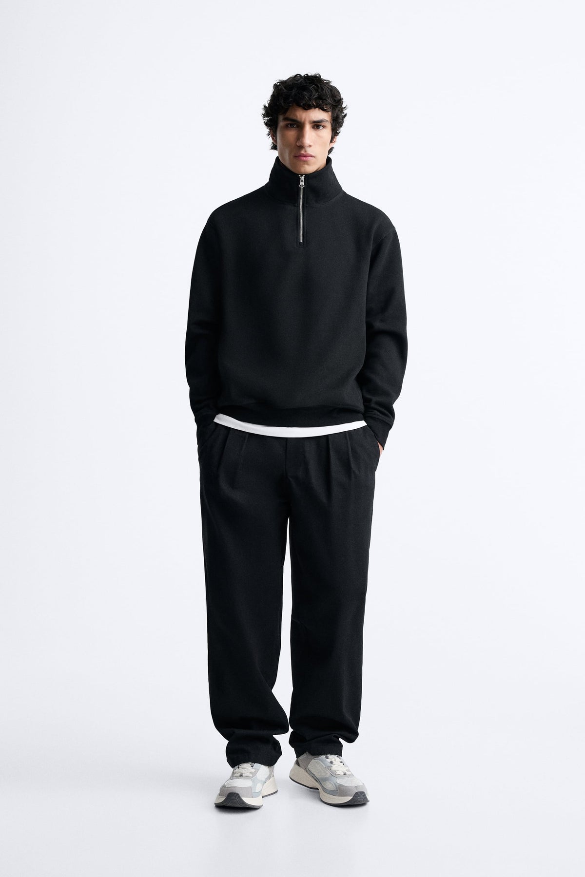 BLACK HALF ZIP SWEATSHIRT
