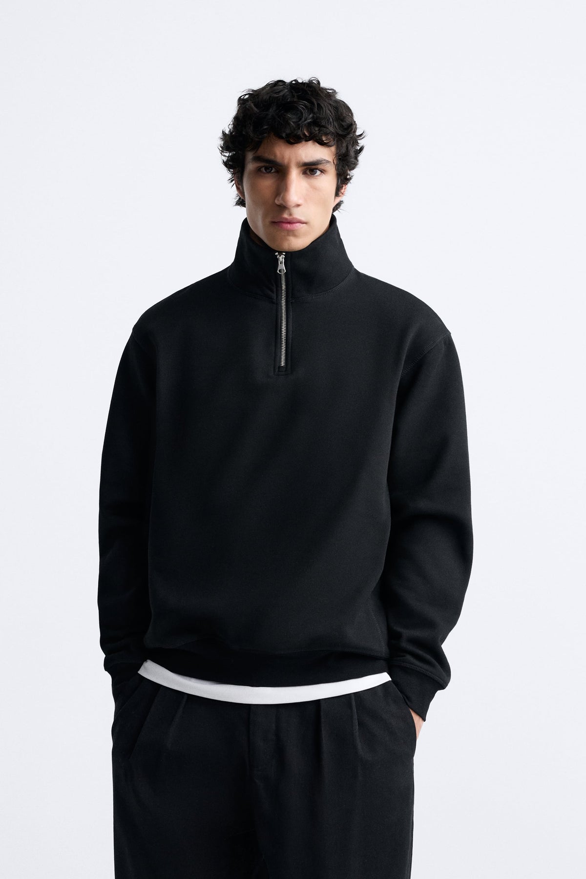 BLACK HALF ZIP SWEATSHIRT